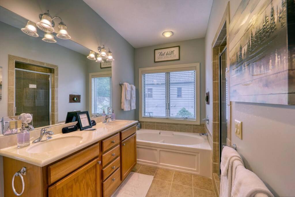 Bucket List Views Sugar Mountain Private Condo - 2Bed, 2Bath, Sleeps 6, Panoramic Views Of Mountains From Large Deck, Short Drive To Shopping, Restaurants, Cafes & Banner Elk Town Extérieur photo